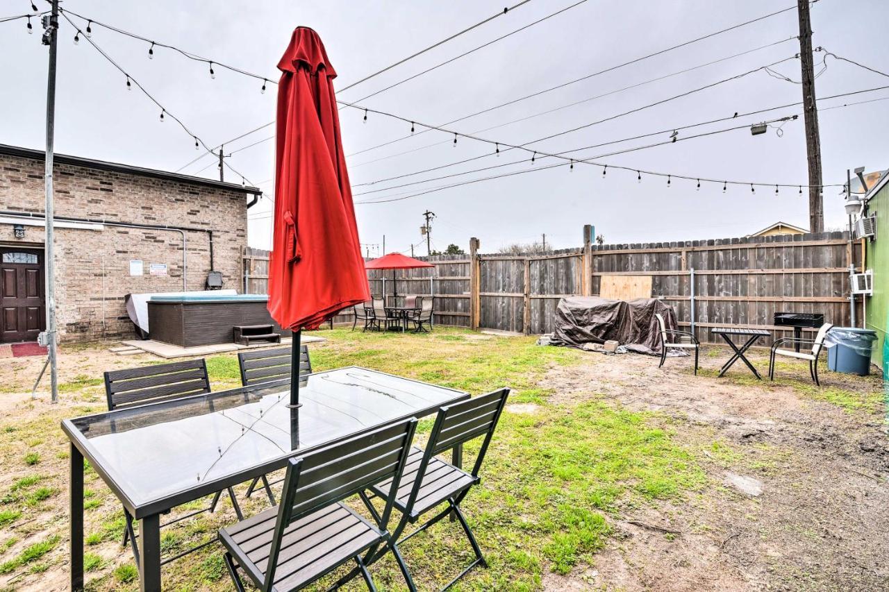 Cozy Galveston Apartment - Walk To Beach And Dining Bagian luar foto